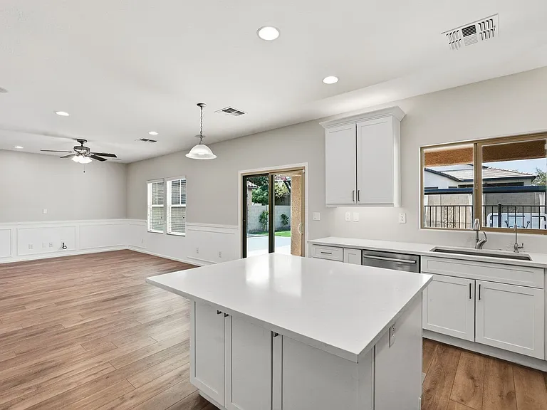 10815 W Avenida Del Rey — Photo 4