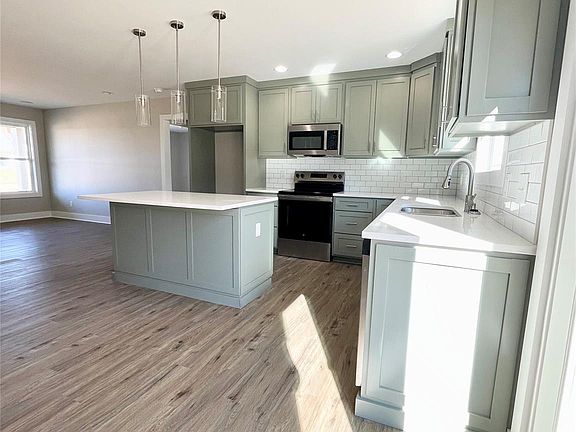 3rd image of 207 Enid St