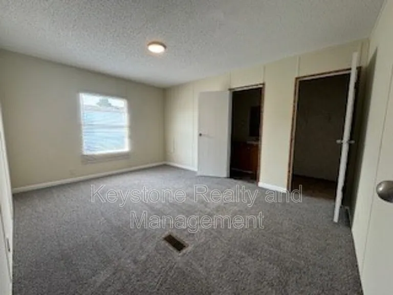 815 Monroe Ln — Photo 8