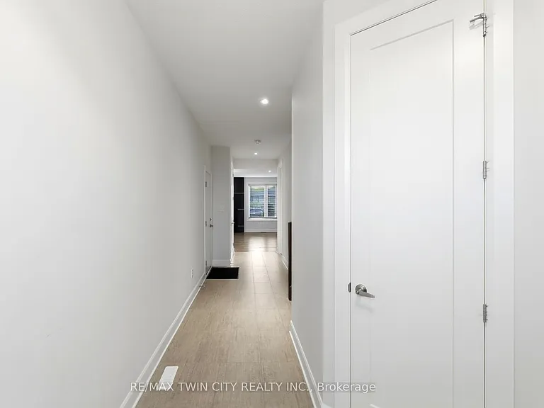 499 Sophia Cres #56 — Photo 5