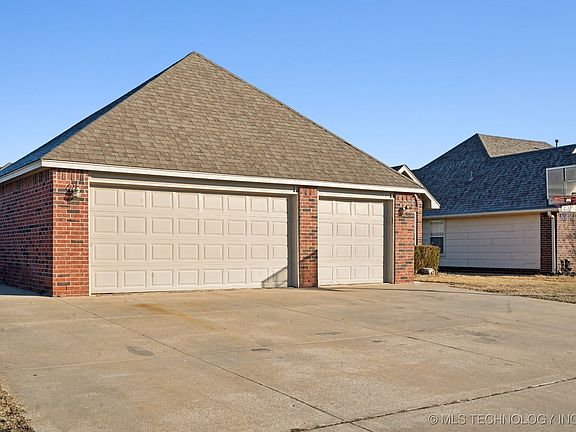 2nd image of 112 E Granger Pl