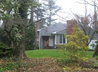 11 Milford Dr, Locust Valley, NY 11560