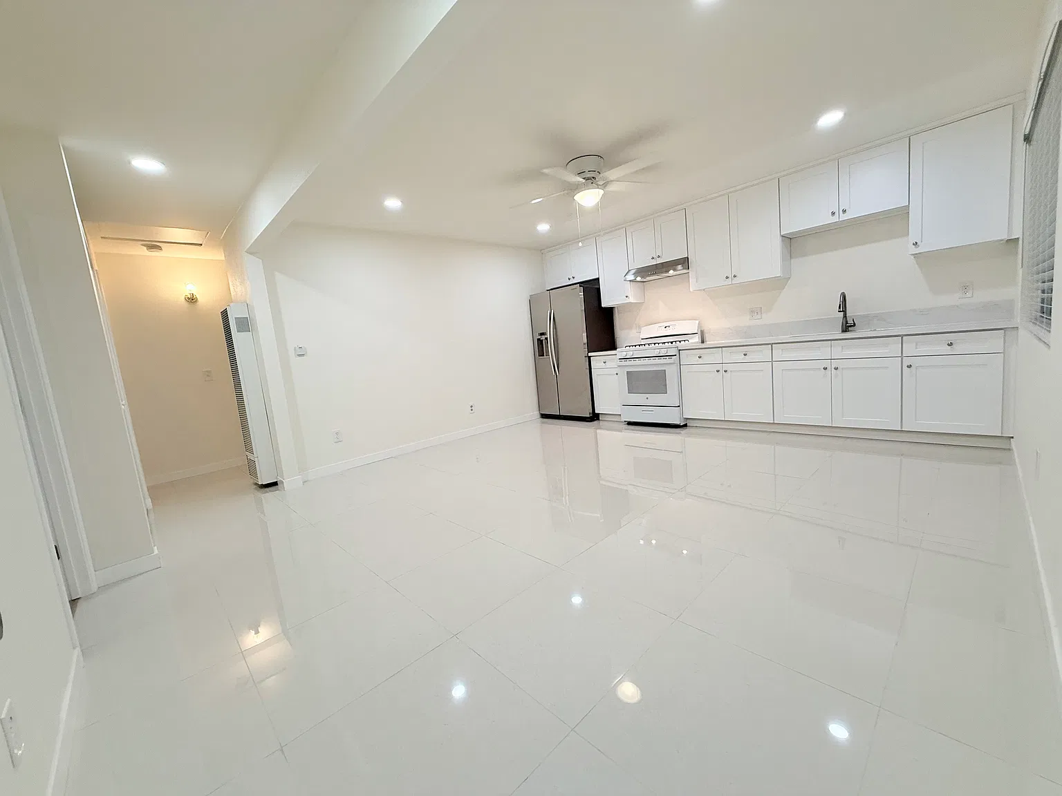 3 bed, 900 sqft, $2,950 — Photo 1