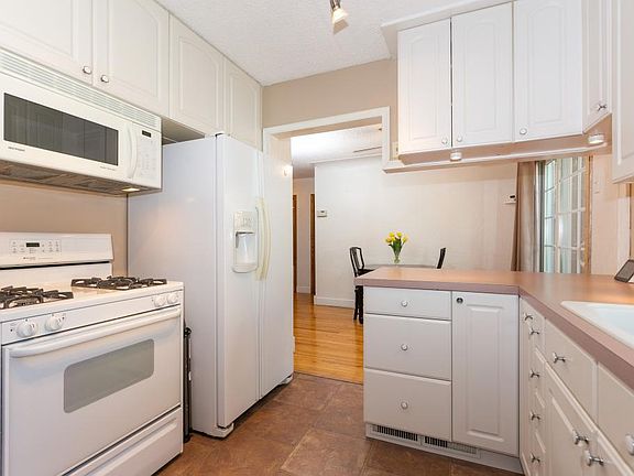 5th image of 3675 Midland Ave