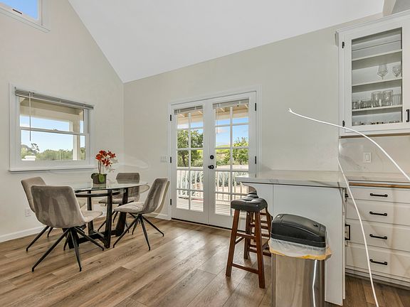 2nd image of 1201 Spur Valley Rd