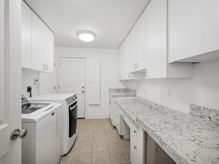 2540 Half Moon Walk — Photo 43