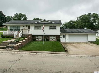 410 Cleveland St SW, Cascade, IA 52033