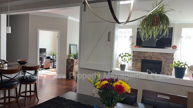 3 bed, 2.5 bath, 2113 sqft, $2,465 — Photo 3