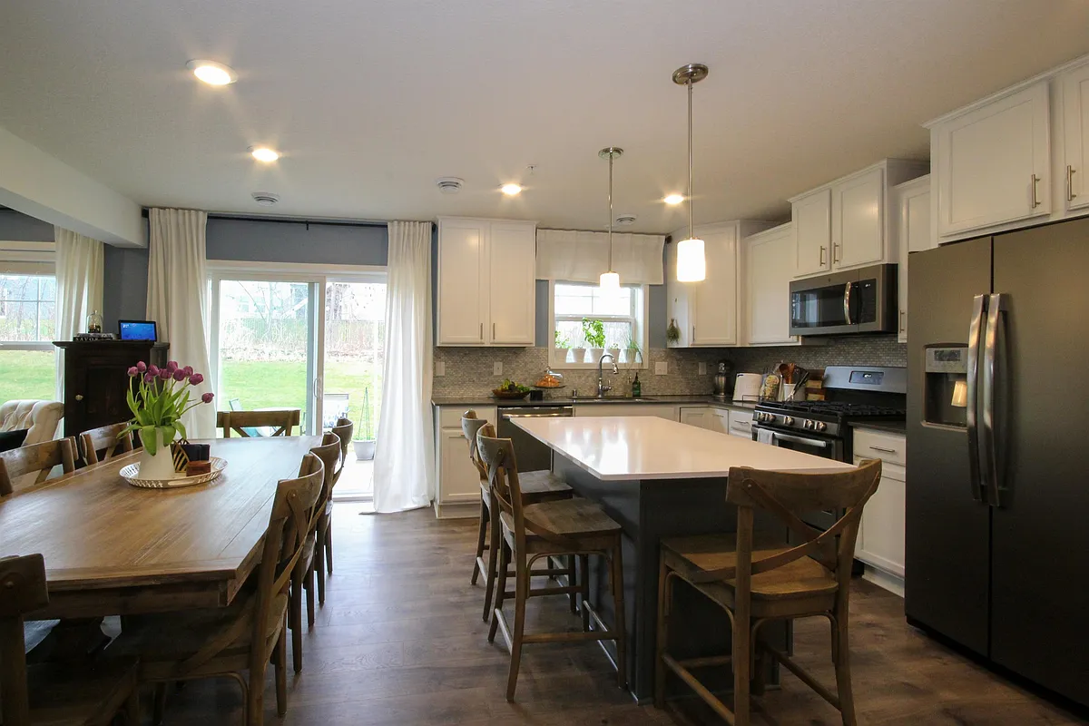 Large open concept! - 5888 Royalton Rd NE