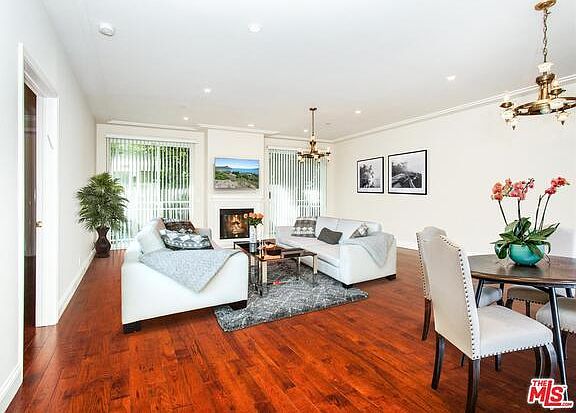 Living virutally staged