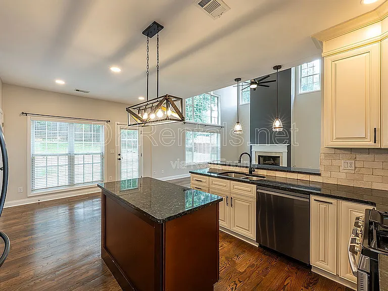 1540 Hampton Hollow Dr — Photo 8