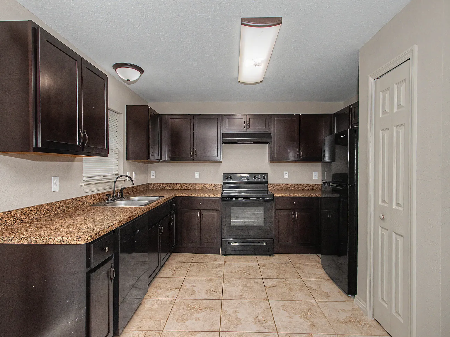 3 bed, 1331 sqft, $1,595 — Photo 2