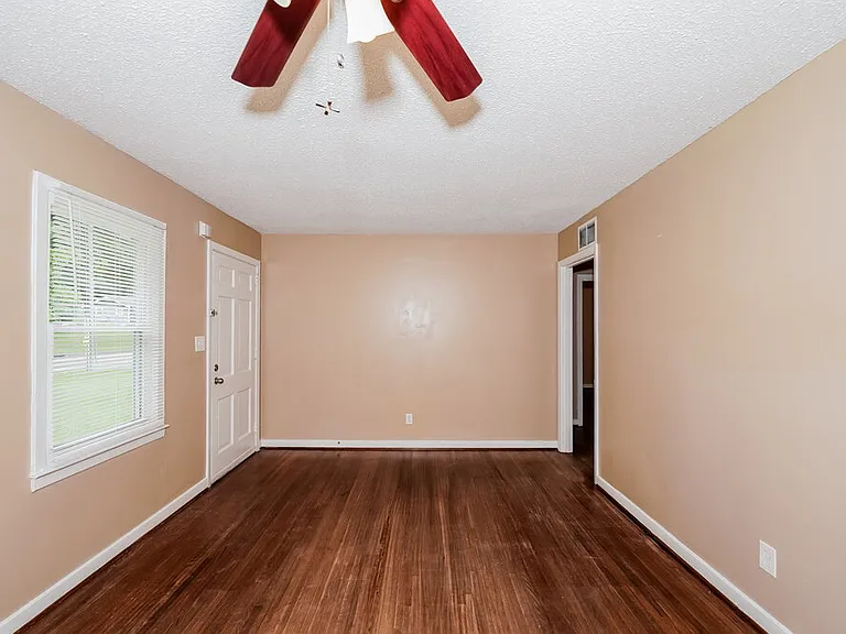 1011 Menlo Ln — Photo 3