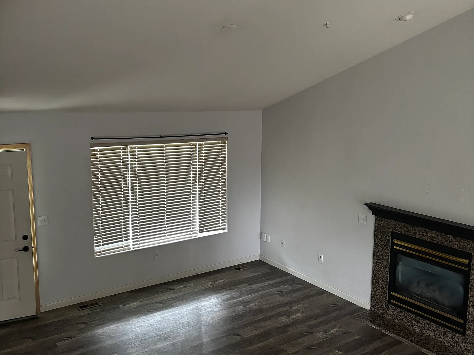 3 bed, 2.5 bath, 1304 sqft, $2,400 — Photo 4