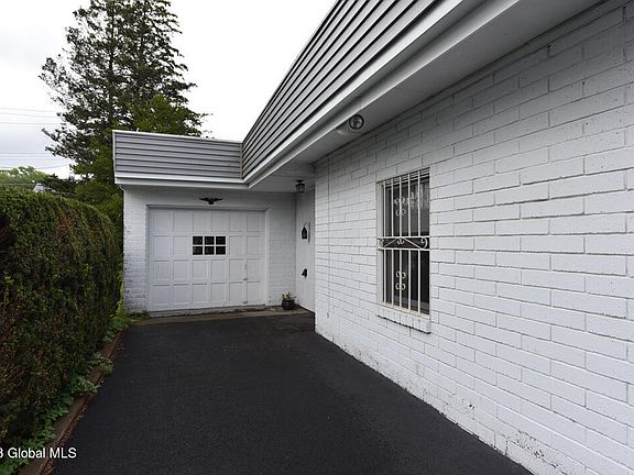 5th image of 223 Marion Avenue