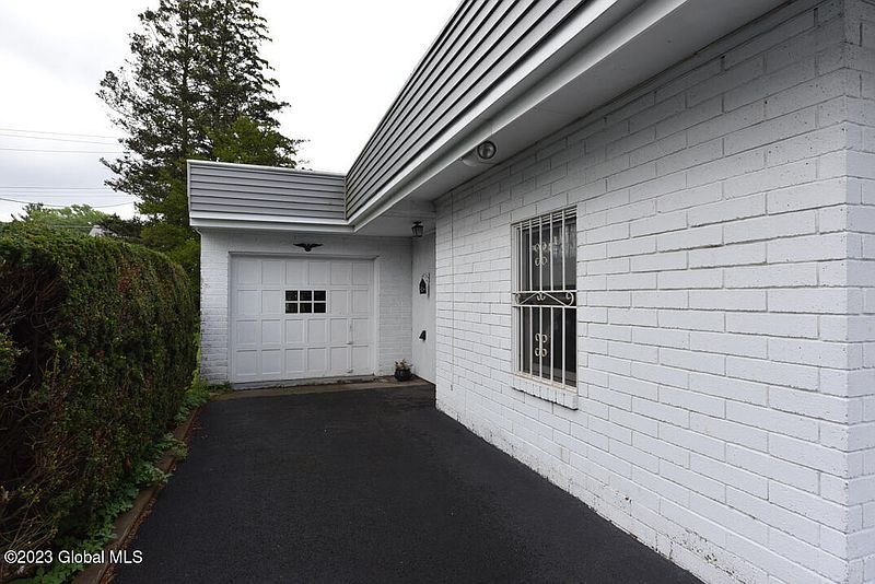 5th image of 223 Marion Avenue