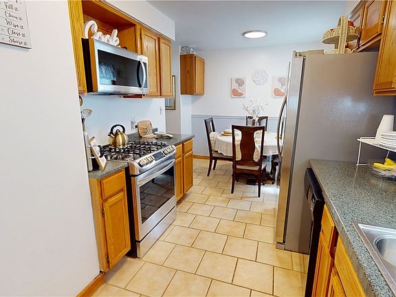 3rd image of 13504 Maple Leaf Dr