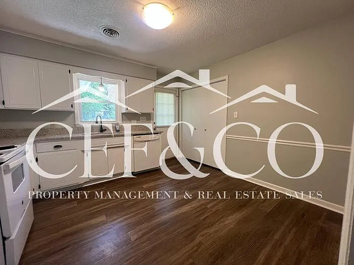 2 bed, 1.0 bath, 915 sqft, $1,050 — Photo 3