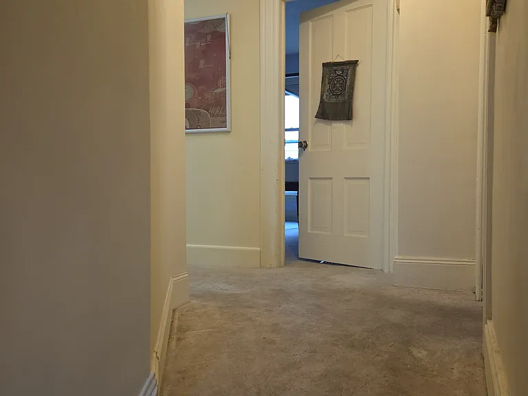 115 E Crescent St — Photo 3