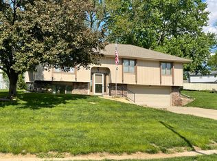 205 Redbud Ln, Council Bluffs, IA 51503