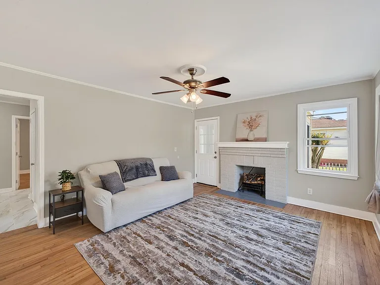 450 Williamsburg St — Photo 6