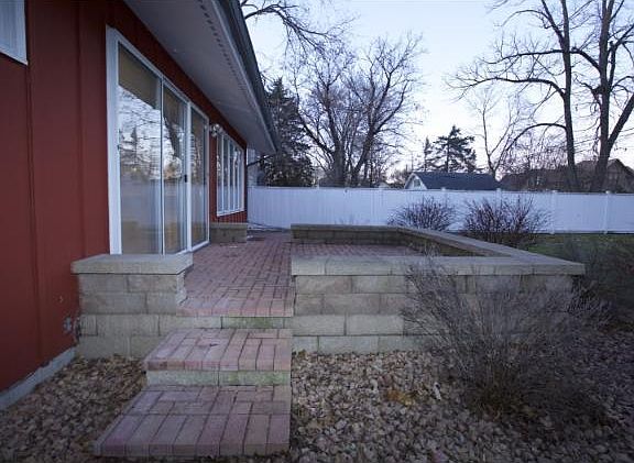 5th image of 208 15th Ave N