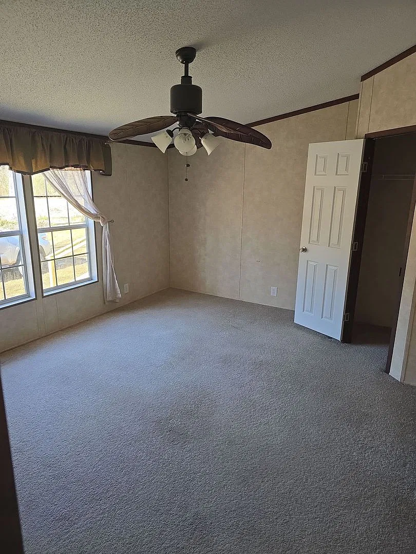 Refurbished 4 bedroom 2 bath — Photo 3