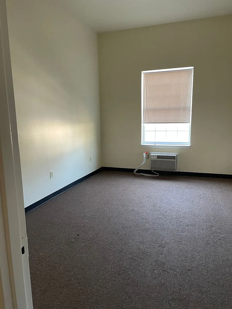 Cute 1 Bedroom Apartment in Senior Building — Photo 4