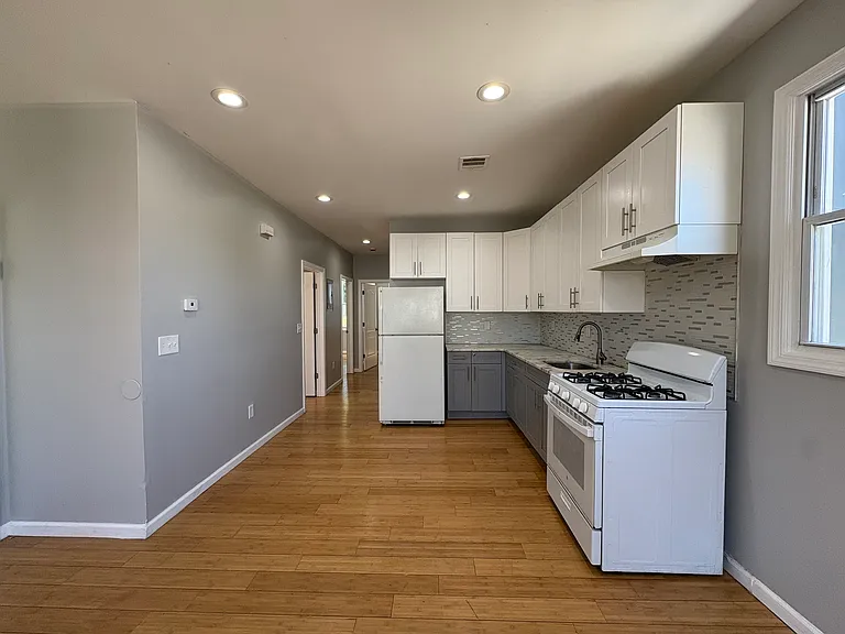 229 21st St #B — Photo 2