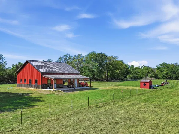 8281 Gibson Ln, Calvert, TX 77837
