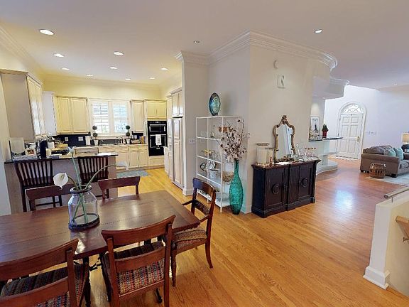 2nd image of 1141 Dilworth Crescent Row