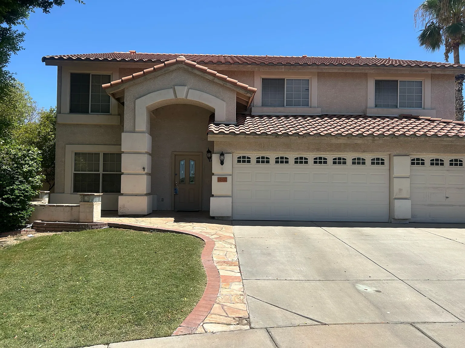 5 bed, 4009 sqft, $3,200 — Photo 3