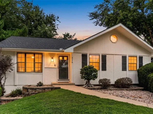 228 Richfield Ct, Liberty, MO 64068