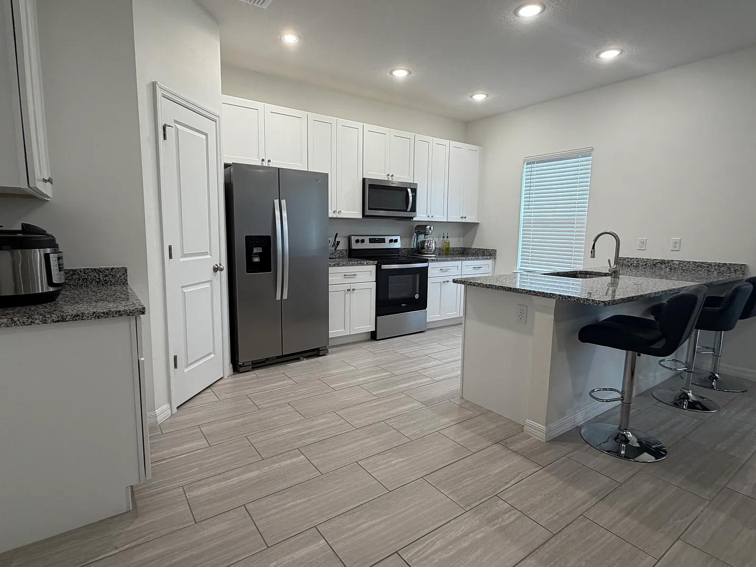 4 bed, 2204 sqft, $2,495 — Photo 3