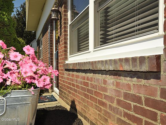 4th image of 19 Lawrence St