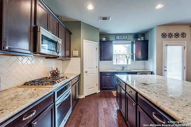 4 bed, 3.0 bath, 2510 sqft, $2,200 — Photo 4