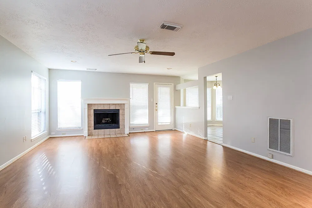 4 bed, 2.5 bath, 2271 sqft, $2,275 — Photo 2