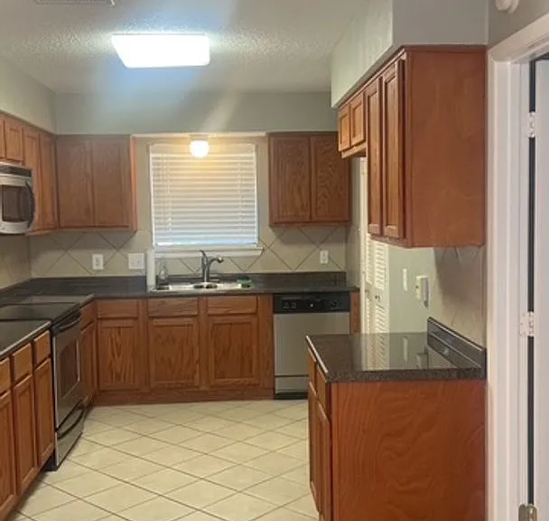 3700 Dauphine Ct — Photo 10