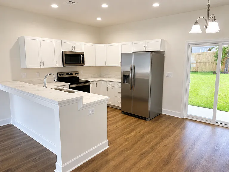 244 E Laurel Ln — Photo 2