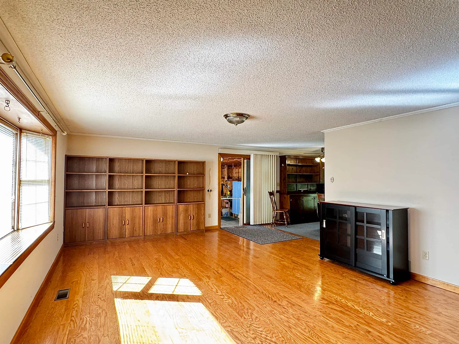 3 bed, 2.0 bath, 1623 sqft, $2,100 — Photo 4