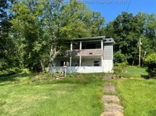 210 Cochran Cir, Nitro, WV 25143