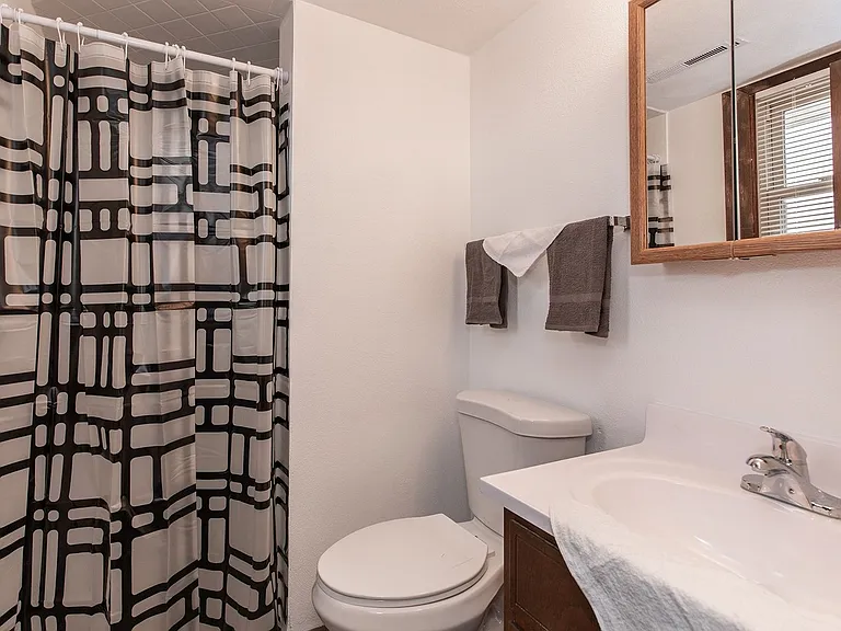 2415 Jebens Ave — Photo 8