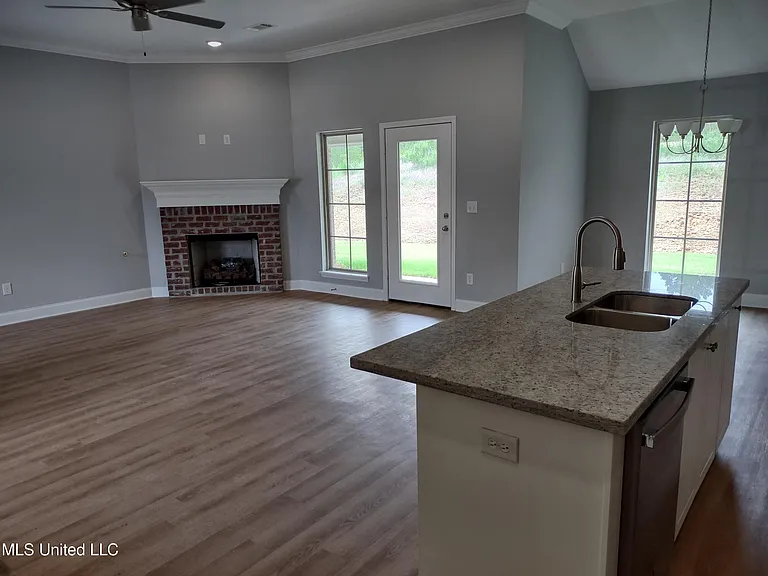 599 Westfield Dr — Photo 7