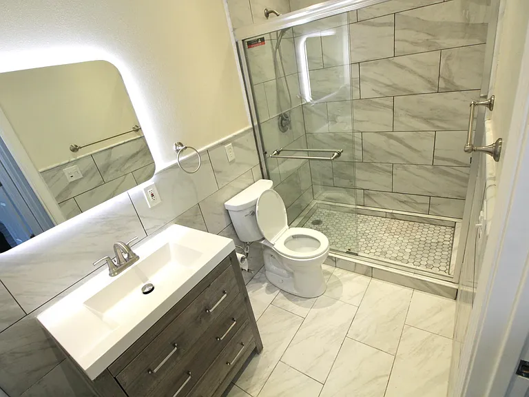 The bathroom is equipped with an led mirror with a defogger function