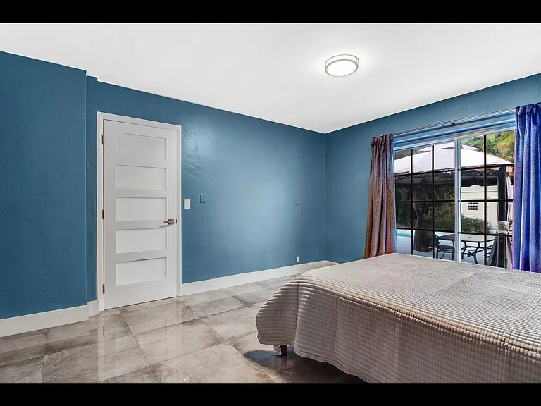 1435 NE 39th St — Photo 15