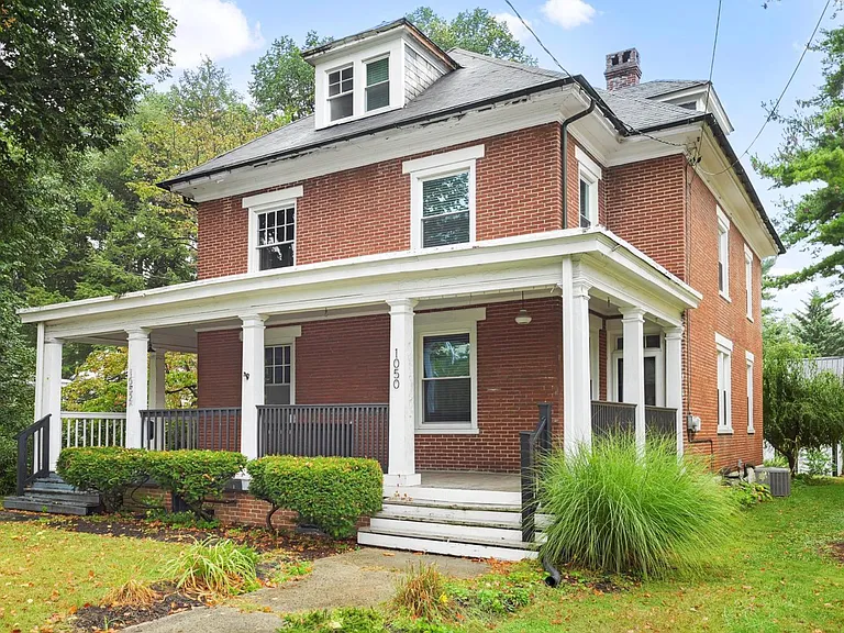 1050 Edgar Ave — Photo 1