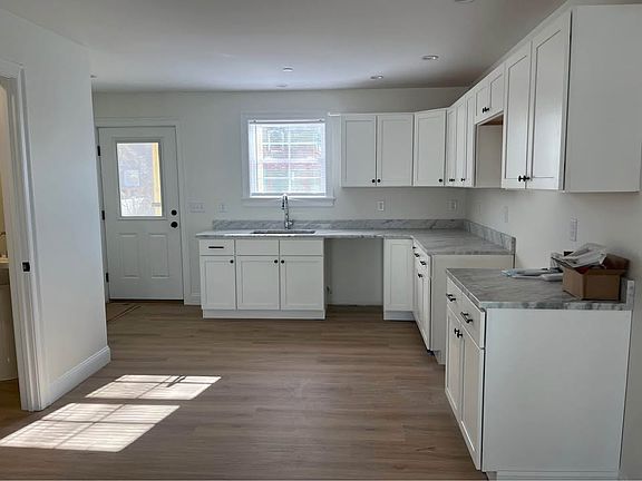 Kitchen w/granite countertops. Stainless steel appliances to be installed (Fridge, Gas Range, Microwave, Dishwasher)