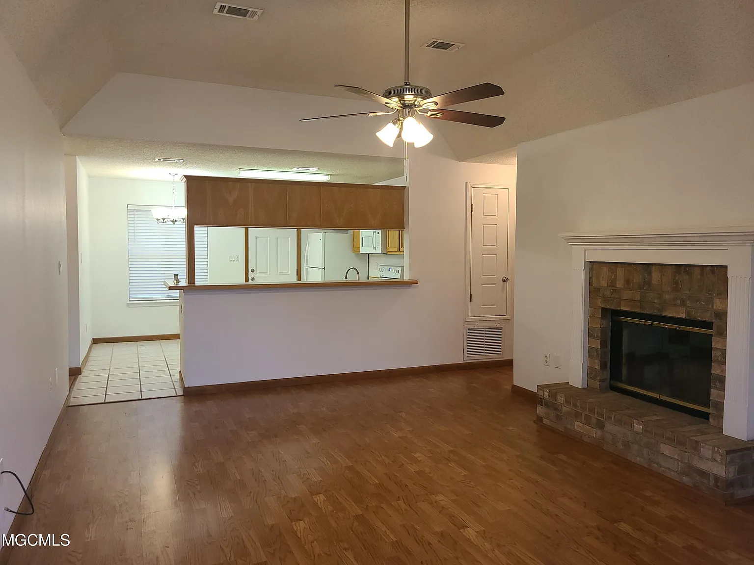 3 bed, 2.0 bath, 1260 sqft, $1,400 — Photo 3