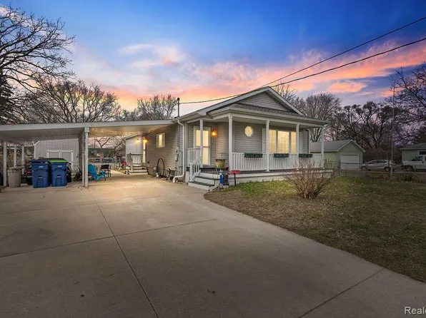 300 Deens Ln, Bay City, MI 48706
