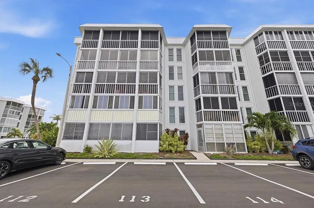 3 bed, 2.0 bath, 1500 sqft, $3,200 — Photo 2